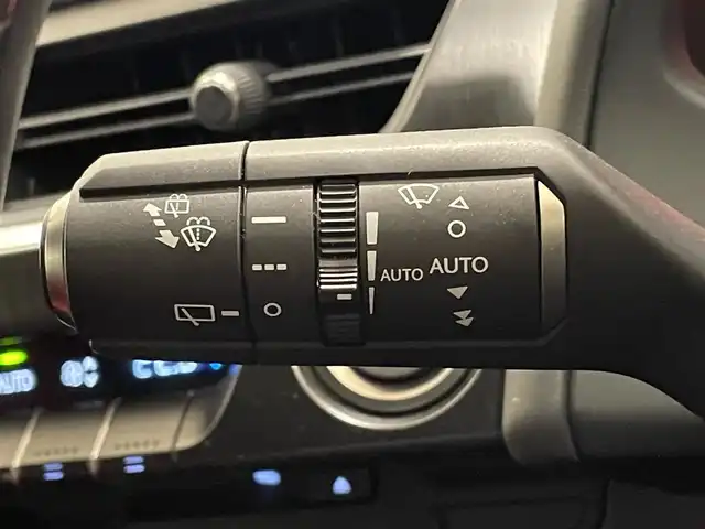 レクサス ＵＸ 200 Fスポーツ 熊本県 2020(令2)年 1.5万km マダーレッド ・スマートキー/・プッシュスタート/・サンルーフ/・プリクラッシュセーフティ/・レーンデパーチャーアラート/・ロードサインインフォメーション/・ブラインドスポットモニター/・先行車発進告知/・赤/黒革シート/・前席パワーシート/・前席シートヒーター /・ハンドルヒーター /・純正メモリナビ/　【BD・Bluetooth・USB・SD・AUX・MSV】/・フルセグTV/・全方位カメラ/・ETC2.0/・ドライブレコーダー(前後録画)/・TRDエアロ/・TRDマフラー/・LEDヘッドランプ/・LEDフォグランプ/・純正マット