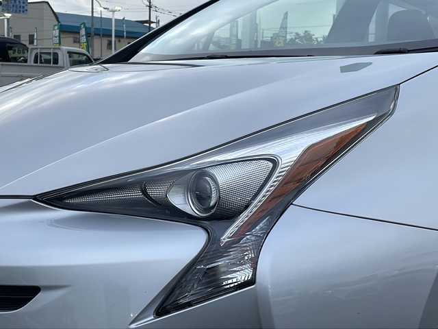 トヨタ プリウス S 道北・旭川 2017(平29)年 9.8万km シルバーM 社外ナビ（TV/CD/USB）/４WD/寒冷地仕様/ホイール付冬タイヤセット積込/バックカメラ/横滑り防止機能/オートライト/LEDヘッドライト/フロアマット/ドアバイザー/ミラーヒーター/ウィンカーミラー/フォグライト/ETC/取説/スペアキー×１