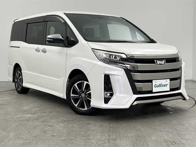 トヨタ ノア Si ダブルバイビーⅢ 三重県 2020(令2)年 4.3万km ホワイトパールクリスタルシャイン 純正9インチナビ/　フルセグTV/CD/DVD/Bluetooth/純正後席モニター/バックカメラ/両側パワースライドドア/トヨタセーフティセンス/　衝突軽減ブレーキシステム/　オートハイビーム/　レーンキープアシストシステム/前後ドラレコ/純正ヘッドライト/オートライト/ビルトインETC/ステアリングスイッチ/クルーズコントロール/スペアタイヤ