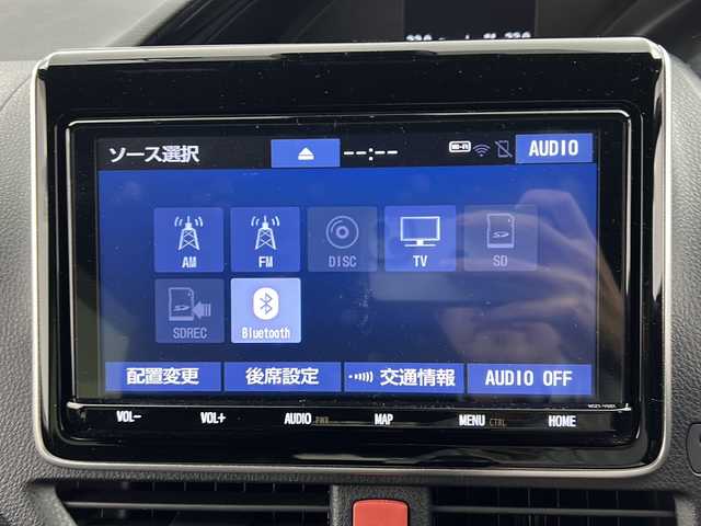 トヨタ ノア Si ダブルバイビーⅢ 三重県 2020(令2)年 4.3万km ホワイトパールクリスタルシャイン 純正9インチナビ/　フルセグTV/CD/DVD/Bluetooth/純正後席モニター/バックカメラ/両側パワースライドドア/トヨタセーフティセンス/　衝突軽減ブレーキシステム/　オートハイビーム/　レーンキープアシストシステム/前後ドラレコ/純正ヘッドライト/オートライト/ビルトインETC/ステアリングスイッチ/クルーズコントロール/スペアタイヤ