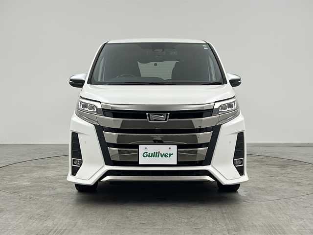 トヨタ ノア Si ダブルバイビーⅢ 三重県 2020(令2)年 4.3万km ホワイトパールクリスタルシャイン 純正9インチナビ/　フルセグTV/CD/DVD/Bluetooth/純正後席モニター/バックカメラ/両側パワースライドドア/トヨタセーフティセンス/　衝突軽減ブレーキシステム/　オートハイビーム/　レーンキープアシストシステム/前後ドラレコ/純正ヘッドライト/オートライト/ビルトインETC/ステアリングスイッチ/クルーズコントロール/スペアタイヤ