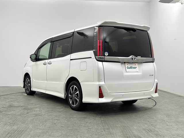 トヨタ ノア Si ダブルバイビーⅢ 三重県 2020(令2)年 4.3万km ホワイトパールクリスタルシャイン 純正9インチナビ/　フルセグTV/CD/DVD/Bluetooth/純正後席モニター/バックカメラ/両側パワースライドドア/トヨタセーフティセンス/　衝突軽減ブレーキシステム/　オートハイビーム/　レーンキープアシストシステム/前後ドラレコ/純正ヘッドライト/オートライト/ビルトインETC/ステアリングスイッチ/クルーズコントロール/スペアタイヤ