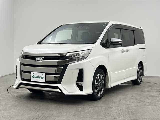 トヨタ ノア Si ダブルバイビーⅢ 三重県 2020(令2)年 4.3万km ホワイトパールクリスタルシャイン 純正9インチナビ/　フルセグTV/CD/DVD/Bluetooth/純正後席モニター/バックカメラ/両側パワースライドドア/トヨタセーフティセンス/　衝突軽減ブレーキシステム/　オートハイビーム/　レーンキープアシストシステム/前後ドラレコ/純正ヘッドライト/オートライト/ビルトインETC/ステアリングスイッチ/クルーズコントロール/スペアタイヤ