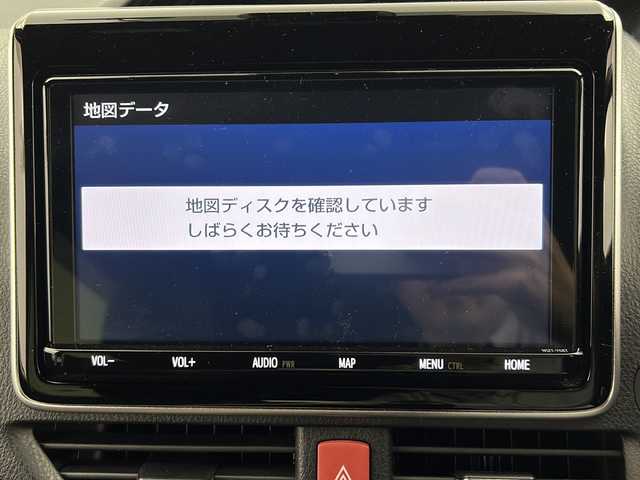 トヨタ ノア Si ダブルバイビーⅢ 三重県 2020(令2)年 4.3万km ホワイトパールクリスタルシャイン 純正9インチナビ/　フルセグTV/CD/DVD/Bluetooth/純正後席モニター/バックカメラ/両側パワースライドドア/トヨタセーフティセンス/　衝突軽減ブレーキシステム/　オートハイビーム/　レーンキープアシストシステム/前後ドラレコ/純正ヘッドライト/オートライト/ビルトインETC/ステアリングスイッチ/クルーズコントロール/スペアタイヤ