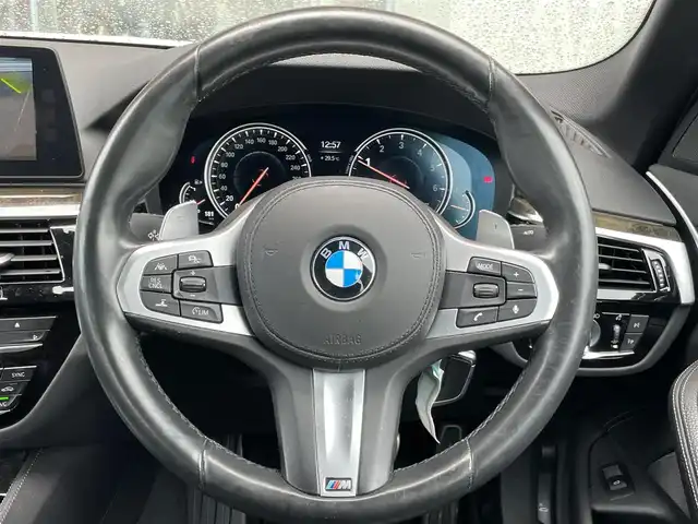 ＢＭＷ ５３０ｉ Mスポーツ 鹿児島県 2017(平29)年 6.4万km 白 サンルーフ/レザーシート/シートヒーター/パワーシート/メモリーシート/禁煙車/ワンオーナー/全周囲カメラ/スマートキー/スペアキー/純正ナビ/パワーバックドア/純正19インチアルミホイール