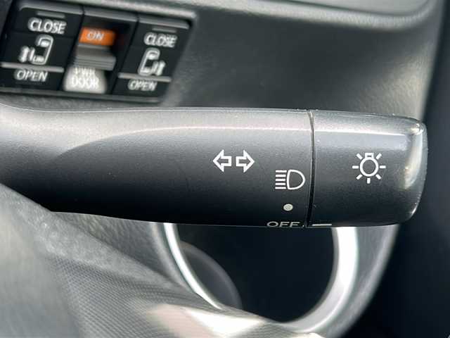 トヨタ シエンタ ファンベースG 三重県 2018(平30)年 2.6万km ホワイトパールクリスタルシャイン 純正ナビ /全周囲カメラ /ビルトインETC /両側パワースライドドア /前後コーナーセンサー/前席シートヒータ /ハンドルヒーター /USB給電 /レーンキープアシスト /衝突軽減ブレーキ /フロアマット /革巻きステアリング/オートハイビーム /オートライト/電動格納ミラー/禁煙車