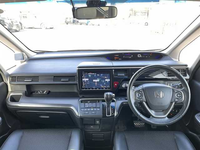 ホンダ ステップワゴン スパーダ クルスピセンシング 群馬県 2018(平30)年 6万km プレミアムスパークルブラックパール ホンダセンシング/・衝突軽減ブレーキシステム/・車線維持支援システム/・アダクティブクルーズコントロール/・路外逸脱抑制機能/純正9型SDナビゲーション/（CD/DVD/SD/BT/フルセグTV）/バックカメラ/両側パワースライドドア/純正フリップダウンモニター/純正前後ドライブレコーダー/ハーフレザーシート/前席シートヒーター/ステアリングスイッチ/LEDヘッドライト/パドルシフト/アイドリングストップ/電格ミラー/ドアバイザー/純正フロアマット/社外16インチアルミホイール/スタッドレスタイヤ積込