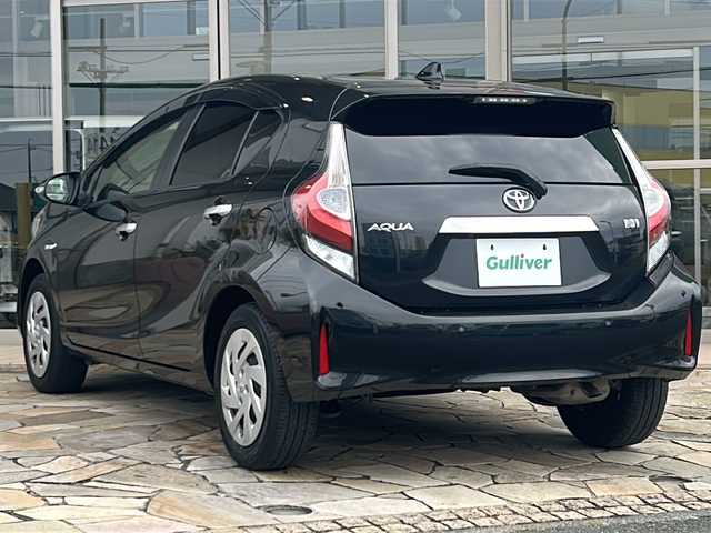 トヨタ アクア S スタイルブラック 静岡県 2018(平30)年 6.7万km ブラックマイカ 純正ナビ/・FM/AM/・SD/・フルセグTV/・Bluetooth/・MEMORY MUSIC/・CD/DVD/主要装備/・バックカメラ/・ドライブレコーダー/・プリクラッシュセーフティ/・ＬＥＤヘッドライト/・車線逸脱警報/・横滑り防止装置/・クリアランスソナー/・レーダー探知機/・運転席+助手席シートヒーター/・オートハイビーム/・ＥＴＣ/・フォグランプ/・オートエアコン