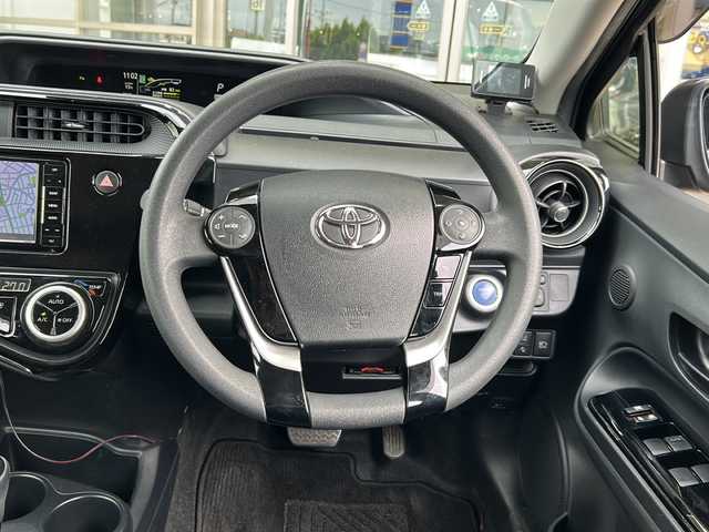 トヨタ アクア S スタイルブラック 静岡県 2018(平30)年 6.7万km ブラックマイカ 純正ナビ/・FM/AM/・SD/・フルセグTV/・Bluetooth/・MEMORY MUSIC/・CD/DVD/主要装備/・バックカメラ/・ドライブレコーダー/・プリクラッシュセーフティ/・ＬＥＤヘッドライト/・車線逸脱警報/・横滑り防止装置/・クリアランスソナー/・レーダー探知機/・運転席+助手席シートヒーター/・オートハイビーム/・ＥＴＣ/・フォグランプ/・オートエアコン