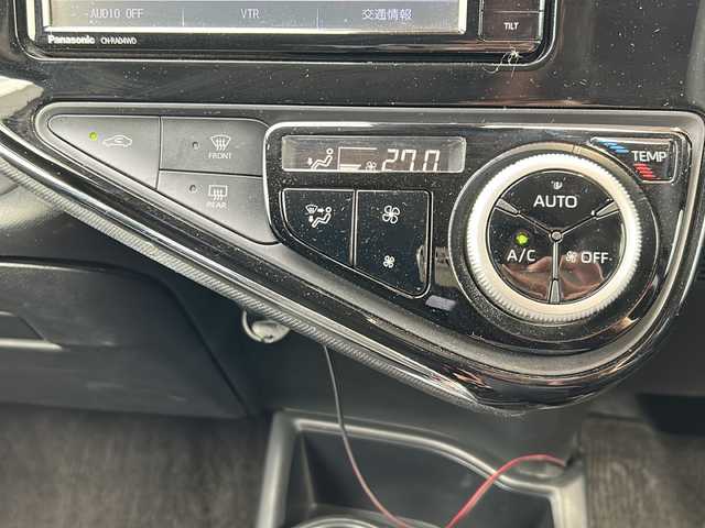 トヨタ アクア S スタイルブラック 静岡県 2018(平30)年 6.7万km ブラックマイカ 純正ナビ/・FM/AM/・SD/・フルセグTV/・Bluetooth/・MEMORY MUSIC/・CD/DVD/主要装備/・バックカメラ/・ドライブレコーダー/・プリクラッシュセーフティ/・ＬＥＤヘッドライト/・車線逸脱警報/・横滑り防止装置/・クリアランスソナー/・レーダー探知機/・運転席+助手席シートヒーター/・オートハイビーム/・ＥＴＣ/・フォグランプ/・オートエアコン