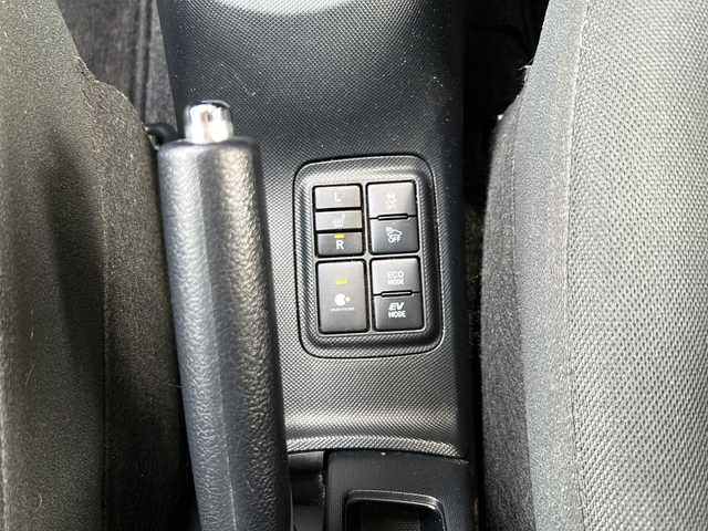 トヨタ アクア S スタイルブラック 静岡県 2018(平30)年 6.7万km ブラックマイカ 純正ナビ/・FM/AM/・SD/・フルセグTV/・Bluetooth/・MEMORY MUSIC/・CD/DVD/主要装備/・バックカメラ/・ドライブレコーダー/・プリクラッシュセーフティ/・ＬＥＤヘッドライト/・車線逸脱警報/・横滑り防止装置/・クリアランスソナー/・レーダー探知機/・運転席+助手席シートヒーター/・オートハイビーム/・ＥＴＣ/・フォグランプ/・オートエアコン