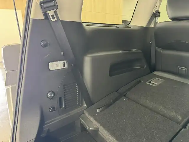 日産 エルグランド 250HWS アーバンクロム 三重県 2016(平28)年 4.1万km ブリリアントホワイトパール ガソリン/FF/純正 8インチ カーウイングスナビゲーションシステム*/（FM/AM/CD/DVD/MusicBox/TV/Bluetooth/AUX/USB/iPod）/純正 11インチ 後席モニター（リモコン・ワイヤレスヘッドホン付）*/インテリジェント アラウンドビューモニター（移動物検知機能付）/両側オートスライドドア/ドライブレコーダー 前方/ビルトイン ETC/安全/・アラモニ補助ソナー（前後）/・VDC（ビークルダイナミクスコントロール［TCS機能を含む］）＋ブレーキLSD/・SRS サイド＆カーテンエアバッグシステム/・EBD（電子制御制動力配分システム）/・ABS/など/装備/・100V電源*/・ハーフレザーシート/・オットマンシート（N/2nd）/・クルーズコントロール/・左右、前後独立オートエアコン/・オートライト/・アクティブAFS/・LEDヘッドライト ＆ フロントフォグライト/・ステアリングスイッチ/・電動格納ドアミラー/・プッシュスタート/・純正18inAW/・保/・スマートキーx1/など