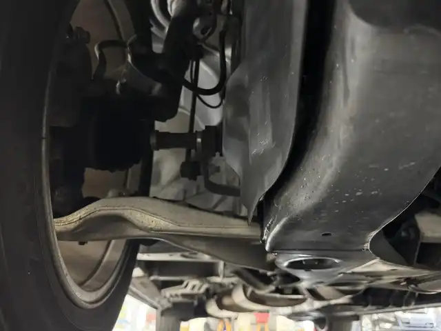 日産 エルグランド 250HWS アーバンクロム 三重県 2016(平28)年 4.1万km ブリリアントホワイトパール ガソリン/FF/純正 8インチ カーウイングスナビゲーションシステム*/（FM/AM/CD/DVD/MusicBox/TV/Bluetooth/AUX/USB/iPod）/純正 11インチ 後席モニター（リモコン・ワイヤレスヘッドホン付）*/インテリジェント アラウンドビューモニター（移動物検知機能付）/両側オートスライドドア/ドライブレコーダー 前方/ビルトイン ETC/安全/・アラモニ補助ソナー（前後）/・VDC（ビークルダイナミクスコントロール［TCS機能を含む］）＋ブレーキLSD/・SRS サイド＆カーテンエアバッグシステム/・EBD（電子制御制動力配分システム）/・ABS/など/装備/・100V電源*/・ハーフレザーシート/・オットマンシート（N/2nd）/・クルーズコントロール/・左右、前後独立オートエアコン/・オートライト/・アクティブAFS/・LEDヘッドライト ＆ フロントフォグライト/・ステアリングスイッチ/・電動格納ドアミラー/・プッシュスタート/・純正18inAW/・保/・スマートキーx1/など