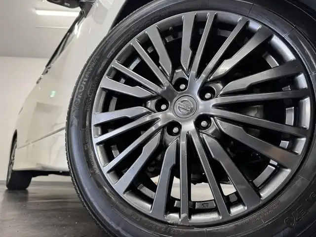 日産 エルグランド 250HWS アーバンクロム 三重県 2016(平28)年 4.1万km ブリリアントホワイトパール ガソリン/FF/純正 8インチ カーウイングスナビゲーションシステム*/（FM/AM/CD/DVD/MusicBox/TV/Bluetooth/AUX/USB/iPod）/純正 11インチ 後席モニター（リモコン・ワイヤレスヘッドホン付）*/インテリジェント アラウンドビューモニター（移動物検知機能付）/両側オートスライドドア/ドライブレコーダー 前方/ビルトイン ETC/安全/・アラモニ補助ソナー（前後）/・VDC（ビークルダイナミクスコントロール［TCS機能を含む］）＋ブレーキLSD/・SRS サイド＆カーテンエアバッグシステム/・EBD（電子制御制動力配分システム）/・ABS/など/装備/・100V電源*/・ハーフレザーシート/・オットマンシート（N/2nd）/・クルーズコントロール/・左右、前後独立オートエアコン/・オートライト/・アクティブAFS/・LEDヘッドライト ＆ フロントフォグライト/・ステアリングスイッチ/・電動格納ドアミラー/・プッシュスタート/・純正18inAW/・保/・スマートキーx1/など