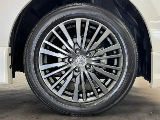 日産 エルグランド 250HWS アーバンクロム 三重県 2016(平28)年 4.1万km ブリリアントホワイトパール ガソリン/FF/純正 8インチ カーウイングスナビゲーションシステム*/（FM/AM/CD/DVD/MusicBox/TV/Bluetooth/AUX/USB/iPod）/純正 11インチ 後席モニター（リモコン・ワイヤレスヘッドホン付）*/インテリジェント アラウンドビューモニター（移動物検知機能付）/両側オートスライドドア/ドライブレコーダー 前方/ビルトイン ETC/安全/・アラモニ補助ソナー（前後）/・VDC（ビークルダイナミクスコントロール［TCS機能を含む］）＋ブレーキLSD/・SRS サイド＆カーテンエアバッグシステム/・EBD（電子制御制動力配分システム）/・ABS/など/装備/・100V電源*/・ハーフレザーシート/・オットマンシート（N/2nd）/・クルーズコントロール/・左右、前後独立オートエアコン/・オートライト/・アクティブAFS/・LEDヘッドライト ＆ フロントフォグライト/・ステアリングスイッチ/・電動格納ドアミラー/・プッシュスタート/・純正18inAW/・保/・スマートキーx1/など