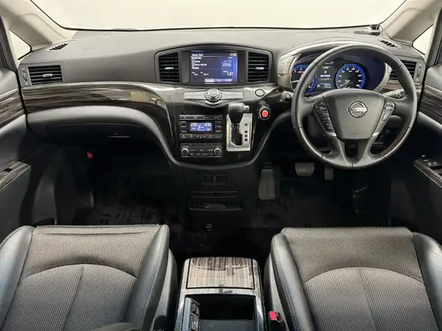 日産 エルグランド 250HWS アーバンクロム 三重県 2016(平28)年 4.1万km ブリリアントホワイトパール ガソリン/FF/純正 8インチ カーウイングスナビゲーションシステム*/（FM/AM/CD/DVD/MusicBox/TV/Bluetooth/AUX/USB/iPod）/純正 11インチ 後席モニター（リモコン・ワイヤレスヘッドホン付）*/インテリジェント アラウンドビューモニター（移動物検知機能付）/両側オートスライドドア/ドライブレコーダー 前方/ビルトイン ETC/安全/・アラモニ補助ソナー（前後）/・VDC（ビークルダイナミクスコントロール［TCS機能を含む］）＋ブレーキLSD/・SRS サイド＆カーテンエアバッグシステム/・EBD（電子制御制動力配分システム）/・ABS/など/装備/・100V電源*/・ハーフレザーシート/・オットマンシート（N/2nd）/・クルーズコントロール/・左右、前後独立オートエアコン/・オートライト/・アクティブAFS/・LEDヘッドライト ＆ フロントフォグライト/・ステアリングスイッチ/・電動格納ドアミラー/・プッシュスタート/・純正18inAW/・保/・スマートキーx1/など