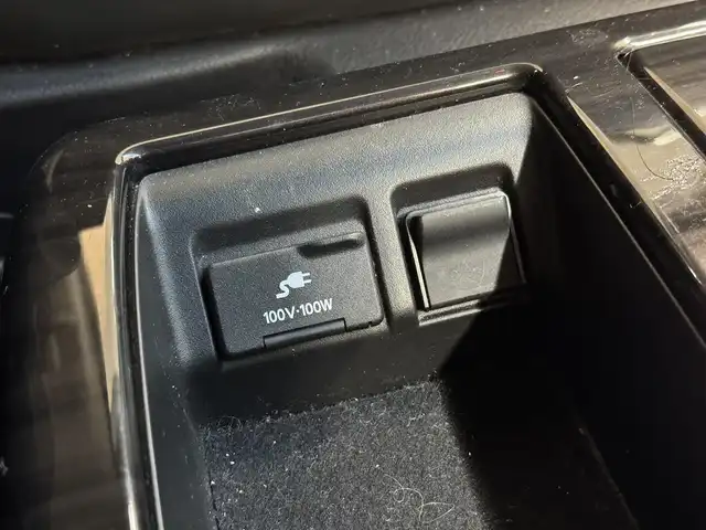 日産 エルグランド 250HWS アーバンクロム 三重県 2016(平28)年 4.1万km ブリリアントホワイトパール ガソリン/FF/純正 8インチ カーウイングスナビゲーションシステム*/（FM/AM/CD/DVD/MusicBox/TV/Bluetooth/AUX/USB/iPod）/純正 11インチ 後席モニター（リモコン・ワイヤレスヘッドホン付）*/インテリジェント アラウンドビューモニター（移動物検知機能付）/両側オートスライドドア/ドライブレコーダー 前方/ビルトイン ETC/安全/・アラモニ補助ソナー（前後）/・VDC（ビークルダイナミクスコントロール［TCS機能を含む］）＋ブレーキLSD/・SRS サイド＆カーテンエアバッグシステム/・EBD（電子制御制動力配分システム）/・ABS/など/装備/・100V電源*/・ハーフレザーシート/・オットマンシート（N/2nd）/・クルーズコントロール/・左右、前後独立オートエアコン/・オートライト/・アクティブAFS/・LEDヘッドライト ＆ フロントフォグライト/・ステアリングスイッチ/・電動格納ドアミラー/・プッシュスタート/・純正18inAW/・保/・スマートキーx1/など