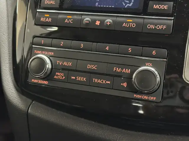 日産 エルグランド 250HWS アーバンクロム 三重県 2016(平28)年 4.1万km ブリリアントホワイトパール ガソリン/FF/純正 8インチ カーウイングスナビゲーションシステム*/（FM/AM/CD/DVD/MusicBox/TV/Bluetooth/AUX/USB/iPod）/純正 11インチ 後席モニター（リモコン・ワイヤレスヘッドホン付）*/インテリジェント アラウンドビューモニター（移動物検知機能付）/両側オートスライドドア/ドライブレコーダー 前方/ビルトイン ETC/安全/・アラモニ補助ソナー（前後）/・VDC（ビークルダイナミクスコントロール［TCS機能を含む］）＋ブレーキLSD/・SRS サイド＆カーテンエアバッグシステム/・EBD（電子制御制動力配分システム）/・ABS/など/装備/・100V電源*/・ハーフレザーシート/・オットマンシート（N/2nd）/・クルーズコントロール/・左右、前後独立オートエアコン/・オートライト/・アクティブAFS/・LEDヘッドライト ＆ フロントフォグライト/・ステアリングスイッチ/・電動格納ドアミラー/・プッシュスタート/・純正18inAW/・保/・スマートキーx1/など