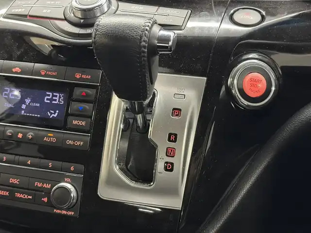 日産 エルグランド 250HWS アーバンクロム 三重県 2016(平28)年 4.1万km ブリリアントホワイトパール ガソリン/FF/純正 8インチ カーウイングスナビゲーションシステム*/（FM/AM/CD/DVD/MusicBox/TV/Bluetooth/AUX/USB/iPod）/純正 11インチ 後席モニター（リモコン・ワイヤレスヘッドホン付）*/インテリジェント アラウンドビューモニター（移動物検知機能付）/両側オートスライドドア/ドライブレコーダー 前方/ビルトイン ETC/安全/・アラモニ補助ソナー（前後）/・VDC（ビークルダイナミクスコントロール［TCS機能を含む］）＋ブレーキLSD/・SRS サイド＆カーテンエアバッグシステム/・EBD（電子制御制動力配分システム）/・ABS/など/装備/・100V電源*/・ハーフレザーシート/・オットマンシート（N/2nd）/・クルーズコントロール/・左右、前後独立オートエアコン/・オートライト/・アクティブAFS/・LEDヘッドライト ＆ フロントフォグライト/・ステアリングスイッチ/・電動格納ドアミラー/・プッシュスタート/・純正18inAW/・保/・スマートキーx1/など