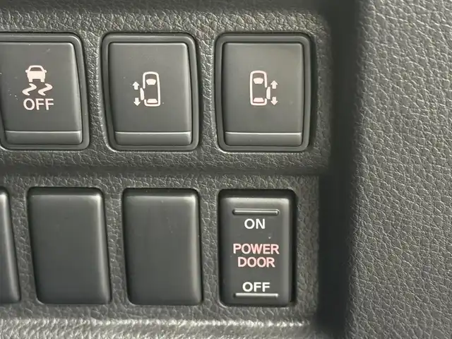 日産 エルグランド 250HWS アーバンクロム 三重県 2016(平28)年 4.1万km ブリリアントホワイトパール ガソリン/FF/純正 8インチ カーウイングスナビゲーションシステム*/（FM/AM/CD/DVD/MusicBox/TV/Bluetooth/AUX/USB/iPod）/純正 11インチ 後席モニター（リモコン・ワイヤレスヘッドホン付）*/インテリジェント アラウンドビューモニター（移動物検知機能付）/両側オートスライドドア/ドライブレコーダー 前方/ビルトイン ETC/安全/・アラモニ補助ソナー（前後）/・VDC（ビークルダイナミクスコントロール［TCS機能を含む］）＋ブレーキLSD/・SRS サイド＆カーテンエアバッグシステム/・EBD（電子制御制動力配分システム）/・ABS/など/装備/・100V電源*/・ハーフレザーシート/・オットマンシート（N/2nd）/・クルーズコントロール/・左右、前後独立オートエアコン/・オートライト/・アクティブAFS/・LEDヘッドライト ＆ フロントフォグライト/・ステアリングスイッチ/・電動格納ドアミラー/・プッシュスタート/・純正18inAW/・保/・スマートキーx1/など