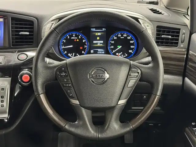 日産 エルグランド 250HWS アーバンクロム 三重県 2016(平28)年 4.1万km ブリリアントホワイトパール ガソリン/FF/純正 8インチ カーウイングスナビゲーションシステム*/（FM/AM/CD/DVD/MusicBox/TV/Bluetooth/AUX/USB/iPod）/純正 11インチ 後席モニター（リモコン・ワイヤレスヘッドホン付）*/インテリジェント アラウンドビューモニター（移動物検知機能付）/両側オートスライドドア/ドライブレコーダー 前方/ビルトイン ETC/安全/・アラモニ補助ソナー（前後）/・VDC（ビークルダイナミクスコントロール［TCS機能を含む］）＋ブレーキLSD/・SRS サイド＆カーテンエアバッグシステム/・EBD（電子制御制動力配分システム）/・ABS/など/装備/・100V電源*/・ハーフレザーシート/・オットマンシート（N/2nd）/・クルーズコントロール/・左右、前後独立オートエアコン/・オートライト/・アクティブAFS/・LEDヘッドライト ＆ フロントフォグライト/・ステアリングスイッチ/・電動格納ドアミラー/・プッシュスタート/・純正18inAW/・保/・スマートキーx1/など