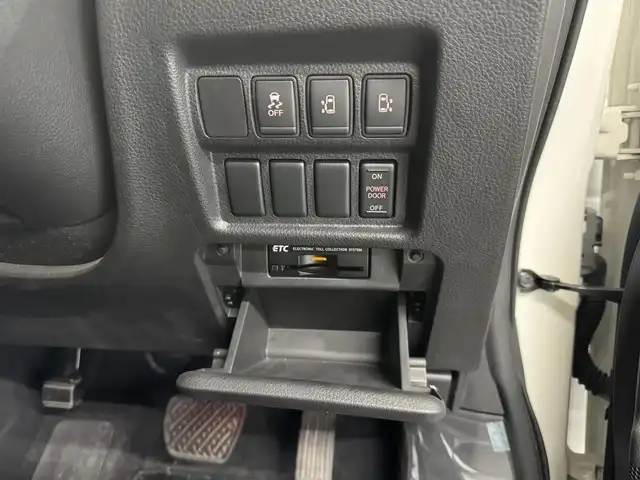 日産 エルグランド 250HWS アーバンクロム 三重県 2016(平28)年 4.1万km ブリリアントホワイトパール ガソリン/FF/純正 8インチ カーウイングスナビゲーションシステム*/（FM/AM/CD/DVD/MusicBox/TV/Bluetooth/AUX/USB/iPod）/純正 11インチ 後席モニター（リモコン・ワイヤレスヘッドホン付）*/インテリジェント アラウンドビューモニター（移動物検知機能付）/両側オートスライドドア/ドライブレコーダー 前方/ビルトイン ETC/安全/・アラモニ補助ソナー（前後）/・VDC（ビークルダイナミクスコントロール［TCS機能を含む］）＋ブレーキLSD/・SRS サイド＆カーテンエアバッグシステム/・EBD（電子制御制動力配分システム）/・ABS/など/装備/・100V電源*/・ハーフレザーシート/・オットマンシート（N/2nd）/・クルーズコントロール/・左右、前後独立オートエアコン/・オートライト/・アクティブAFS/・LEDヘッドライト ＆ フロントフォグライト/・ステアリングスイッチ/・電動格納ドアミラー/・プッシュスタート/・純正18inAW/・保/・スマートキーx1/など