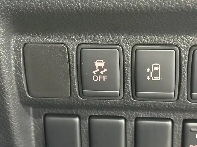 日産 エルグランド 250HWS アーバンクロム 三重県 2016(平28)年 4.1万km ブリリアントホワイトパール ガソリン/FF/純正 8インチ カーウイングスナビゲーションシステム*/（FM/AM/CD/DVD/MusicBox/TV/Bluetooth/AUX/USB/iPod）/純正 11インチ 後席モニター（リモコン・ワイヤレスヘッドホン付）*/インテリジェント アラウンドビューモニター（移動物検知機能付）/両側オートスライドドア/ドライブレコーダー 前方/ビルトイン ETC/安全/・アラモニ補助ソナー（前後）/・VDC（ビークルダイナミクスコントロール［TCS機能を含む］）＋ブレーキLSD/・SRS サイド＆カーテンエアバッグシステム/・EBD（電子制御制動力配分システム）/・ABS/など/装備/・100V電源*/・ハーフレザーシート/・オットマンシート（N/2nd）/・クルーズコントロール/・左右、前後独立オートエアコン/・オートライト/・アクティブAFS/・LEDヘッドライト ＆ フロントフォグライト/・ステアリングスイッチ/・電動格納ドアミラー/・プッシュスタート/・純正18inAW/・保/・スマートキーx1/など