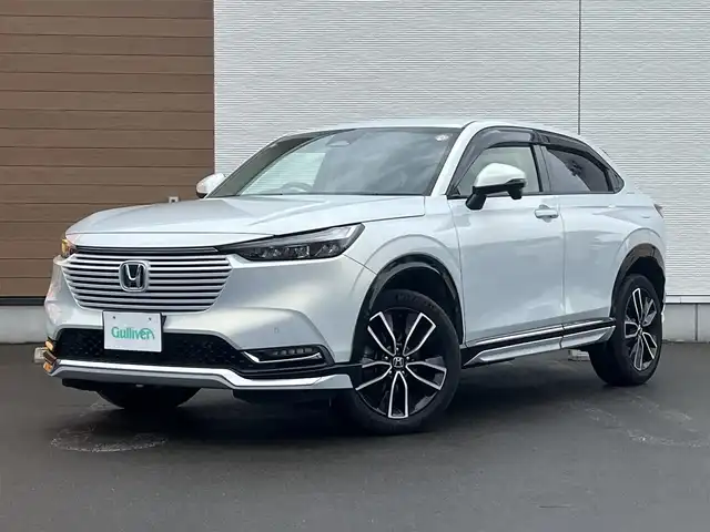 ホンダ ヴェゼル ハイブリッド e:HEV Z 秋田県 2023(令5)年 3.6万km プレミアムサンライトホワイトパール ４WD/衝突軽減システム/LEDヘッドライト/純正メモリナビ（DVD/CD/BT/AM/FM/USB）/フルセグ（走行中視聴可能）/バックカメラ/ホンダ純正１８インチアルミ（夏タイヤ装着）/スマートキー/アイドリングストップ/プッシュスタート/コーナーセンサー/レーンキープアシスト/クルーズコントロール追従走行あり/オートマチックハイビーム/ダウンヒルアシストコントロール/ステアリングスイッチ/ステアリングヒーター/パドルシフト/前席シートヒーター/ビルトインETC/電動リアゲート/電動パーキングブレーキ/オートブレーキホールド機能/純正フロアマット/社外ドアバイザー/オートライト/オートエアコン/パワーステアリング/パワーウィンドウ/横滑り防止/盗難防止装置/寒冷地仕様/電動格納ウィンカーミラー/保証書/取扱説明書/記録簿