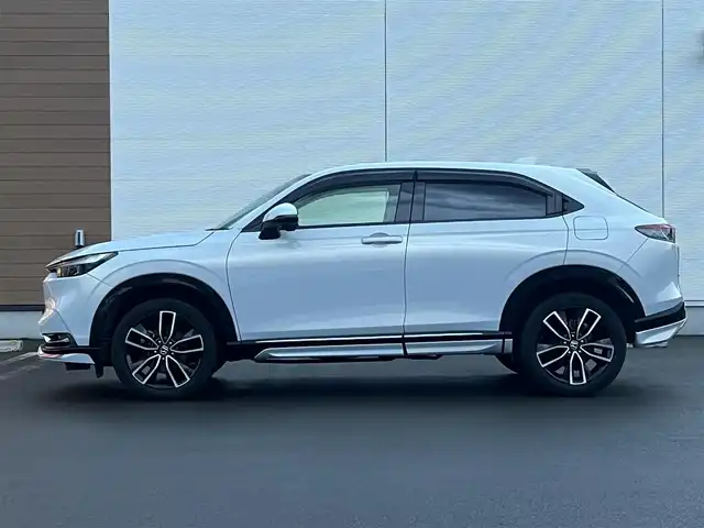 ホンダ ヴェゼル ハイブリッド e:HEV Z 秋田県 2023(令5)年 3.6万km プレミアムサンライトホワイトパール ４WD/衝突軽減システム/LEDヘッドライト/純正メモリナビ（DVD/CD/BT/AM/FM/USB）/フルセグ（走行中視聴可能）/バックカメラ/ホンダ純正１８インチアルミ（夏タイヤ装着）/スマートキー/アイドリングストップ/プッシュスタート/コーナーセンサー/レーンキープアシスト/クルーズコントロール追従走行あり/オートマチックハイビーム/ダウンヒルアシストコントロール/ステアリングスイッチ/ステアリングヒーター/パドルシフト/前席シートヒーター/ビルトインETC/電動リアゲート/電動パーキングブレーキ/オートブレーキホールド機能/純正フロアマット/社外ドアバイザー/オートライト/オートエアコン/パワーステアリング/パワーウィンドウ/横滑り防止/盗難防止装置/寒冷地仕様/電動格納ウィンカーミラー/保証書/取扱説明書/記録簿