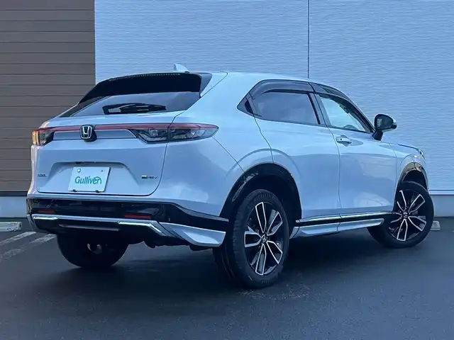 ホンダ ヴェゼル ハイブリッド e:HEV Z 秋田県 2023(令5)年 3.6万km プレミアムサンライトホワイトパール ４WD/衝突軽減システム/LEDヘッドライト/純正メモリナビ（DVD/CD/BT/AM/FM/USB）/フルセグ（走行中視聴可能）/バックカメラ/ホンダ純正１８インチアルミ（夏タイヤ装着）/スマートキー/アイドリングストップ/プッシュスタート/コーナーセンサー/レーンキープアシスト/クルーズコントロール追従走行あり/オートマチックハイビーム/ダウンヒルアシストコントロール/ステアリングスイッチ/ステアリングヒーター/パドルシフト/前席シートヒーター/ビルトインETC/電動リアゲート/電動パーキングブレーキ/オートブレーキホールド機能/純正フロアマット/社外ドアバイザー/オートライト/オートエアコン/パワーステアリング/パワーウィンドウ/横滑り防止/盗難防止装置/寒冷地仕様/電動格納ウィンカーミラー/保証書/取扱説明書/記録簿
