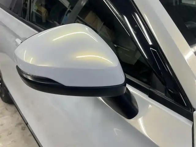 ホンダ ヴェゼル ハイブリッド e:HEV Z 秋田県 2023(令5)年 3.6万km プレミアムサンライトホワイトパール ４WD/衝突軽減システム/LEDヘッドライト/純正メモリナビ（DVD/CD/BT/AM/FM/USB）/フルセグ（走行中視聴可能）/バックカメラ/ホンダ純正１８インチアルミ（夏タイヤ装着）/スマートキー/アイドリングストップ/プッシュスタート/コーナーセンサー/レーンキープアシスト/クルーズコントロール追従走行あり/オートマチックハイビーム/ダウンヒルアシストコントロール/ステアリングスイッチ/ステアリングヒーター/パドルシフト/前席シートヒーター/ビルトインETC/電動リアゲート/電動パーキングブレーキ/オートブレーキホールド機能/純正フロアマット/社外ドアバイザー/オートライト/オートエアコン/パワーステアリング/パワーウィンドウ/横滑り防止/盗難防止装置/寒冷地仕様/電動格納ウィンカーミラー/保証書/取扱説明書/記録簿