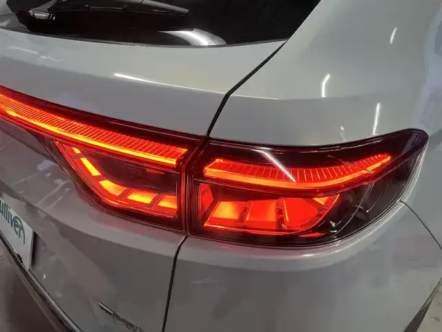 ホンダ ヴェゼル ハイブリッド e:HEV Z 秋田県 2023(令5)年 3.6万km プレミアムサンライトホワイトパール ４WD/衝突軽減システム/LEDヘッドライト/純正メモリナビ（DVD/CD/BT/AM/FM/USB）/フルセグ（走行中視聴可能）/バックカメラ/ホンダ純正１８インチアルミ（夏タイヤ装着）/スマートキー/アイドリングストップ/プッシュスタート/コーナーセンサー/レーンキープアシスト/クルーズコントロール追従走行あり/オートマチックハイビーム/ダウンヒルアシストコントロール/ステアリングスイッチ/ステアリングヒーター/パドルシフト/前席シートヒーター/ビルトインETC/電動リアゲート/電動パーキングブレーキ/オートブレーキホールド機能/純正フロアマット/社外ドアバイザー/オートライト/オートエアコン/パワーステアリング/パワーウィンドウ/横滑り防止/盗難防止装置/寒冷地仕様/電動格納ウィンカーミラー/保証書/取扱説明書/記録簿