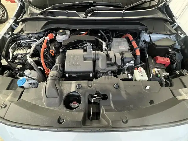 ホンダ ヴェゼル ハイブリッド e:HEV Z 秋田県 2023(令5)年 3.6万km プレミアムサンライトホワイトパール ４WD/衝突軽減システム/LEDヘッドライト/純正メモリナビ（DVD/CD/BT/AM/FM/USB）/フルセグ（走行中視聴可能）/バックカメラ/ホンダ純正１８インチアルミ（夏タイヤ装着）/スマートキー/アイドリングストップ/プッシュスタート/コーナーセンサー/レーンキープアシスト/クルーズコントロール追従走行あり/オートマチックハイビーム/ダウンヒルアシストコントロール/ステアリングスイッチ/ステアリングヒーター/パドルシフト/前席シートヒーター/ビルトインETC/電動リアゲート/電動パーキングブレーキ/オートブレーキホールド機能/純正フロアマット/社外ドアバイザー/オートライト/オートエアコン/パワーステアリング/パワーウィンドウ/横滑り防止/盗難防止装置/寒冷地仕様/電動格納ウィンカーミラー/保証書/取扱説明書/記録簿