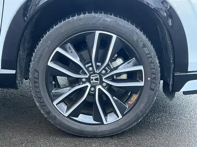 ホンダ ヴェゼル ハイブリッド e:HEV Z 秋田県 2023(令5)年 3.6万km プレミアムサンライトホワイトパール ４WD/衝突軽減システム/LEDヘッドライト/純正メモリナビ（DVD/CD/BT/AM/FM/USB）/フルセグ（走行中視聴可能）/バックカメラ/ホンダ純正１８インチアルミ（夏タイヤ装着）/スマートキー/アイドリングストップ/プッシュスタート/コーナーセンサー/レーンキープアシスト/クルーズコントロール追従走行あり/オートマチックハイビーム/ダウンヒルアシストコントロール/ステアリングスイッチ/ステアリングヒーター/パドルシフト/前席シートヒーター/ビルトインETC/電動リアゲート/電動パーキングブレーキ/オートブレーキホールド機能/純正フロアマット/社外ドアバイザー/オートライト/オートエアコン/パワーステアリング/パワーウィンドウ/横滑り防止/盗難防止装置/寒冷地仕様/電動格納ウィンカーミラー/保証書/取扱説明書/記録簿