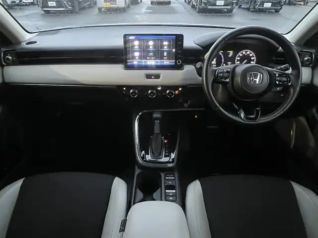 ホンダ ヴェゼル ハイブリッド e:HEV Z 秋田県 2023(令5)年 3.6万km プレミアムサンライトホワイトパール ４WD/衝突軽減システム/LEDヘッドライト/純正メモリナビ（DVD/CD/BT/AM/FM/USB）/フルセグ（走行中視聴可能）/バックカメラ/ホンダ純正１８インチアルミ（夏タイヤ装着）/スマートキー/アイドリングストップ/プッシュスタート/コーナーセンサー/レーンキープアシスト/クルーズコントロール追従走行あり/オートマチックハイビーム/ダウンヒルアシストコントロール/ステアリングスイッチ/ステアリングヒーター/パドルシフト/前席シートヒーター/ビルトインETC/電動リアゲート/電動パーキングブレーキ/オートブレーキホールド機能/純正フロアマット/社外ドアバイザー/オートライト/オートエアコン/パワーステアリング/パワーウィンドウ/横滑り防止/盗難防止装置/寒冷地仕様/電動格納ウィンカーミラー/保証書/取扱説明書/記録簿