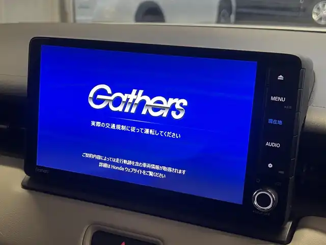 ホンダ ヴェゼル ハイブリッド e:HEV Z 秋田県 2023(令5)年 3.6万km プレミアムサンライトホワイトパール ４WD/衝突軽減システム/LEDヘッドライト/純正メモリナビ（DVD/CD/BT/AM/FM/USB）/フルセグ（走行中視聴可能）/バックカメラ/ホンダ純正１８インチアルミ（夏タイヤ装着）/スマートキー/アイドリングストップ/プッシュスタート/コーナーセンサー/レーンキープアシスト/クルーズコントロール追従走行あり/オートマチックハイビーム/ダウンヒルアシストコントロール/ステアリングスイッチ/ステアリングヒーター/パドルシフト/前席シートヒーター/ビルトインETC/電動リアゲート/電動パーキングブレーキ/オートブレーキホールド機能/純正フロアマット/社外ドアバイザー/オートライト/オートエアコン/パワーステアリング/パワーウィンドウ/横滑り防止/盗難防止装置/寒冷地仕様/電動格納ウィンカーミラー/保証書/取扱説明書/記録簿