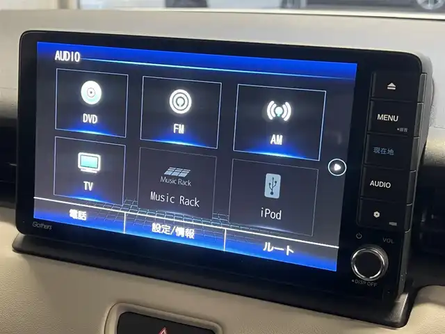 ホンダ ヴェゼル ハイブリッド e:HEV Z 秋田県 2023(令5)年 3.6万km プレミアムサンライトホワイトパール ４WD/衝突軽減システム/LEDヘッドライト/純正メモリナビ（DVD/CD/BT/AM/FM/USB）/フルセグ（走行中視聴可能）/バックカメラ/ホンダ純正１８インチアルミ（夏タイヤ装着）/スマートキー/アイドリングストップ/プッシュスタート/コーナーセンサー/レーンキープアシスト/クルーズコントロール追従走行あり/オートマチックハイビーム/ダウンヒルアシストコントロール/ステアリングスイッチ/ステアリングヒーター/パドルシフト/前席シートヒーター/ビルトインETC/電動リアゲート/電動パーキングブレーキ/オートブレーキホールド機能/純正フロアマット/社外ドアバイザー/オートライト/オートエアコン/パワーステアリング/パワーウィンドウ/横滑り防止/盗難防止装置/寒冷地仕様/電動格納ウィンカーミラー/保証書/取扱説明書/記録簿