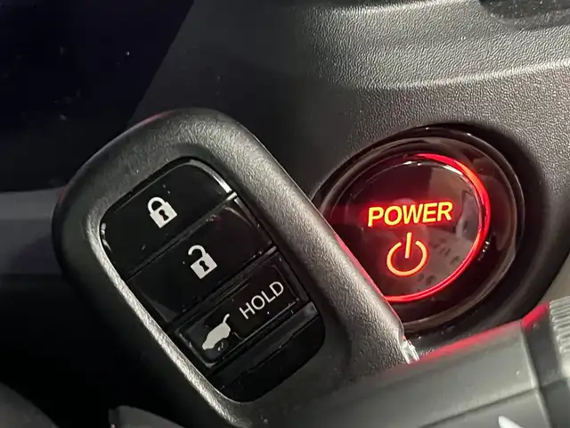 ホンダ ヴェゼル ハイブリッド e:HEV Z 秋田県 2023(令5)年 3.6万km プレミアムサンライトホワイトパール ４WD/衝突軽減システム/LEDヘッドライト/純正メモリナビ（DVD/CD/BT/AM/FM/USB）/フルセグ（走行中視聴可能）/バックカメラ/ホンダ純正１８インチアルミ（夏タイヤ装着）/スマートキー/アイドリングストップ/プッシュスタート/コーナーセンサー/レーンキープアシスト/クルーズコントロール追従走行あり/オートマチックハイビーム/ダウンヒルアシストコントロール/ステアリングスイッチ/ステアリングヒーター/パドルシフト/前席シートヒーター/ビルトインETC/電動リアゲート/電動パーキングブレーキ/オートブレーキホールド機能/純正フロアマット/社外ドアバイザー/オートライト/オートエアコン/パワーステアリング/パワーウィンドウ/横滑り防止/盗難防止装置/寒冷地仕様/電動格納ウィンカーミラー/保証書/取扱説明書/記録簿