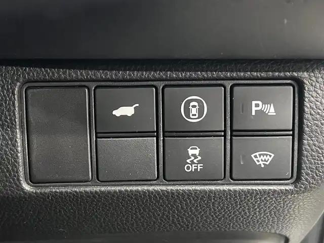 ホンダ ヴェゼル ハイブリッド e:HEV Z 秋田県 2023(令5)年 3.6万km プレミアムサンライトホワイトパール ４WD/衝突軽減システム/LEDヘッドライト/純正メモリナビ（DVD/CD/BT/AM/FM/USB）/フルセグ（走行中視聴可能）/バックカメラ/ホンダ純正１８インチアルミ（夏タイヤ装着）/スマートキー/アイドリングストップ/プッシュスタート/コーナーセンサー/レーンキープアシスト/クルーズコントロール追従走行あり/オートマチックハイビーム/ダウンヒルアシストコントロール/ステアリングスイッチ/ステアリングヒーター/パドルシフト/前席シートヒーター/ビルトインETC/電動リアゲート/電動パーキングブレーキ/オートブレーキホールド機能/純正フロアマット/社外ドアバイザー/オートライト/オートエアコン/パワーステアリング/パワーウィンドウ/横滑り防止/盗難防止装置/寒冷地仕様/電動格納ウィンカーミラー/保証書/取扱説明書/記録簿