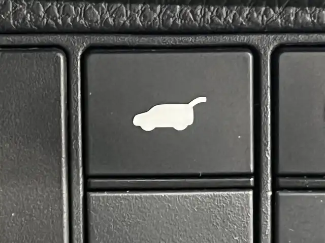 ホンダ ヴェゼル ハイブリッド e:HEV Z 秋田県 2023(令5)年 3.6万km プレミアムサンライトホワイトパール ４WD/衝突軽減システム/LEDヘッドライト/純正メモリナビ（DVD/CD/BT/AM/FM/USB）/フルセグ（走行中視聴可能）/バックカメラ/ホンダ純正１８インチアルミ（夏タイヤ装着）/スマートキー/アイドリングストップ/プッシュスタート/コーナーセンサー/レーンキープアシスト/クルーズコントロール追従走行あり/オートマチックハイビーム/ダウンヒルアシストコントロール/ステアリングスイッチ/ステアリングヒーター/パドルシフト/前席シートヒーター/ビルトインETC/電動リアゲート/電動パーキングブレーキ/オートブレーキホールド機能/純正フロアマット/社外ドアバイザー/オートライト/オートエアコン/パワーステアリング/パワーウィンドウ/横滑り防止/盗難防止装置/寒冷地仕様/電動格納ウィンカーミラー/保証書/取扱説明書/記録簿