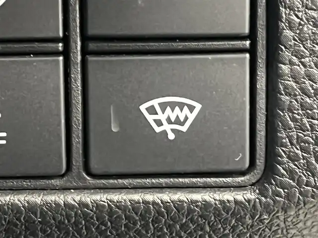 ホンダ ヴェゼル ハイブリッド e:HEV Z 秋田県 2023(令5)年 3.6万km プレミアムサンライトホワイトパール ４WD/衝突軽減システム/LEDヘッドライト/純正メモリナビ（DVD/CD/BT/AM/FM/USB）/フルセグ（走行中視聴可能）/バックカメラ/ホンダ純正１８インチアルミ（夏タイヤ装着）/スマートキー/アイドリングストップ/プッシュスタート/コーナーセンサー/レーンキープアシスト/クルーズコントロール追従走行あり/オートマチックハイビーム/ダウンヒルアシストコントロール/ステアリングスイッチ/ステアリングヒーター/パドルシフト/前席シートヒーター/ビルトインETC/電動リアゲート/電動パーキングブレーキ/オートブレーキホールド機能/純正フロアマット/社外ドアバイザー/オートライト/オートエアコン/パワーステアリング/パワーウィンドウ/横滑り防止/盗難防止装置/寒冷地仕様/電動格納ウィンカーミラー/保証書/取扱説明書/記録簿