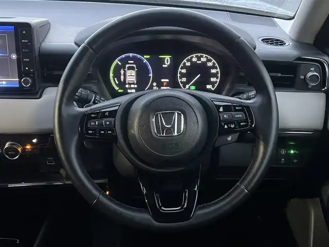 ホンダ ヴェゼル ハイブリッド e:HEV Z 秋田県 2023(令5)年 3.6万km プレミアムサンライトホワイトパール ４WD/衝突軽減システム/LEDヘッドライト/純正メモリナビ（DVD/CD/BT/AM/FM/USB）/フルセグ（走行中視聴可能）/バックカメラ/ホンダ純正１８インチアルミ（夏タイヤ装着）/スマートキー/アイドリングストップ/プッシュスタート/コーナーセンサー/レーンキープアシスト/クルーズコントロール追従走行あり/オートマチックハイビーム/ダウンヒルアシストコントロール/ステアリングスイッチ/ステアリングヒーター/パドルシフト/前席シートヒーター/ビルトインETC/電動リアゲート/電動パーキングブレーキ/オートブレーキホールド機能/純正フロアマット/社外ドアバイザー/オートライト/オートエアコン/パワーステアリング/パワーウィンドウ/横滑り防止/盗難防止装置/寒冷地仕様/電動格納ウィンカーミラー/保証書/取扱説明書/記録簿