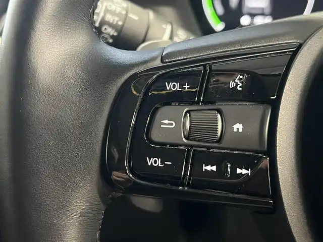 ホンダ ヴェゼル ハイブリッド e:HEV Z 秋田県 2023(令5)年 3.6万km プレミアムサンライトホワイトパール ４WD/衝突軽減システム/LEDヘッドライト/純正メモリナビ（DVD/CD/BT/AM/FM/USB）/フルセグ（走行中視聴可能）/バックカメラ/ホンダ純正１８インチアルミ（夏タイヤ装着）/スマートキー/アイドリングストップ/プッシュスタート/コーナーセンサー/レーンキープアシスト/クルーズコントロール追従走行あり/オートマチックハイビーム/ダウンヒルアシストコントロール/ステアリングスイッチ/ステアリングヒーター/パドルシフト/前席シートヒーター/ビルトインETC/電動リアゲート/電動パーキングブレーキ/オートブレーキホールド機能/純正フロアマット/社外ドアバイザー/オートライト/オートエアコン/パワーステアリング/パワーウィンドウ/横滑り防止/盗難防止装置/寒冷地仕様/電動格納ウィンカーミラー/保証書/取扱説明書/記録簿