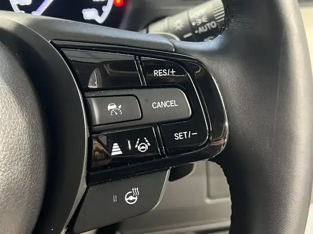 ホンダ ヴェゼル ハイブリッド e:HEV Z 秋田県 2023(令5)年 3.6万km プレミアムサンライトホワイトパール ４WD/衝突軽減システム/LEDヘッドライト/純正メモリナビ（DVD/CD/BT/AM/FM/USB）/フルセグ（走行中視聴可能）/バックカメラ/ホンダ純正１８インチアルミ（夏タイヤ装着）/スマートキー/アイドリングストップ/プッシュスタート/コーナーセンサー/レーンキープアシスト/クルーズコントロール追従走行あり/オートマチックハイビーム/ダウンヒルアシストコントロール/ステアリングスイッチ/ステアリングヒーター/パドルシフト/前席シートヒーター/ビルトインETC/電動リアゲート/電動パーキングブレーキ/オートブレーキホールド機能/純正フロアマット/社外ドアバイザー/オートライト/オートエアコン/パワーステアリング/パワーウィンドウ/横滑り防止/盗難防止装置/寒冷地仕様/電動格納ウィンカーミラー/保証書/取扱説明書/記録簿