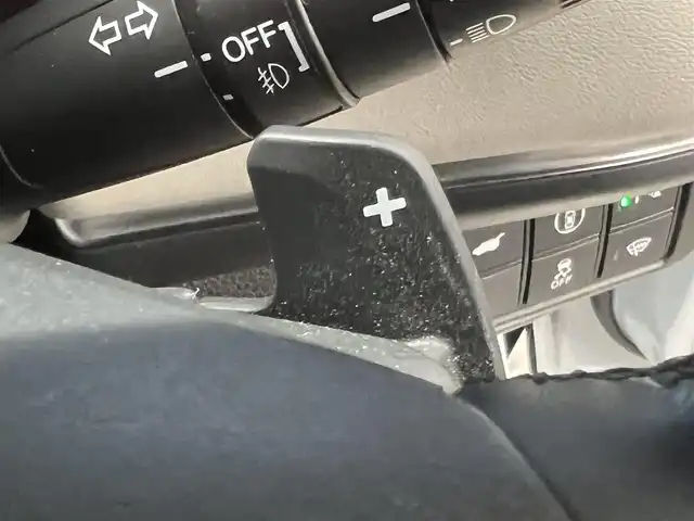 ホンダ ヴェゼル ハイブリッド e:HEV Z 秋田県 2023(令5)年 3.6万km プレミアムサンライトホワイトパール ４WD/衝突軽減システム/LEDヘッドライト/純正メモリナビ（DVD/CD/BT/AM/FM/USB）/フルセグ（走行中視聴可能）/バックカメラ/ホンダ純正１８インチアルミ（夏タイヤ装着）/スマートキー/アイドリングストップ/プッシュスタート/コーナーセンサー/レーンキープアシスト/クルーズコントロール追従走行あり/オートマチックハイビーム/ダウンヒルアシストコントロール/ステアリングスイッチ/ステアリングヒーター/パドルシフト/前席シートヒーター/ビルトインETC/電動リアゲート/電動パーキングブレーキ/オートブレーキホールド機能/純正フロアマット/社外ドアバイザー/オートライト/オートエアコン/パワーステアリング/パワーウィンドウ/横滑り防止/盗難防止装置/寒冷地仕様/電動格納ウィンカーミラー/保証書/取扱説明書/記録簿