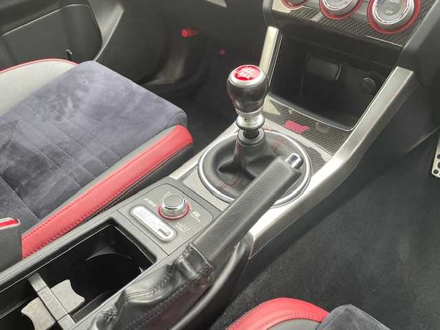 スバル ＷＲＸ ＳＴＩ STI 三重県 2017(平29)年 5.7万km クリスタルブラックシリカ 社外SDナビゲーション/【CD/DVD/SD/Bluetooth】/ETC/ドライブレコーダー/オートライト/LEDヘッドランプ/STIエアロ/大型リアスポイラー/245/40R18インチ純正AW/プッシュスタート/スマートキー/スペアキー