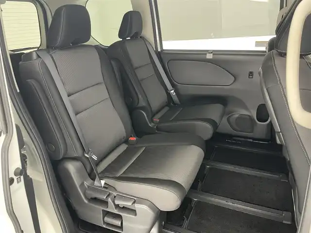 日産 セレナ e－パワー ハイウェイスター V 愛知県 2020(令2)年 3.9万km ブリリアントホワイトパール 純正１０型ナビ　フルセグＴＶ　ＢＴ　セーフティパックＢ　プロパイロット　デジタルインナーミラー　全方位カメラ　前後ドラレコ　衝突軽減装置　追従クルコン　コーナーセンサー　ハンズフリ両側パワスラ　コーナーセンサー　オートホールド　前後ドラレコ　LEDオートライト　フォグ　ETC　禁煙車
