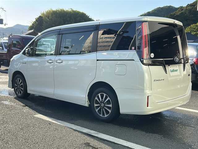 トヨタ エスクァイア ハイブリッド Gi プレミアムパッケージ ブラックテーラード 京都府 2019(令1)年 6.7万km パール バックカメラ　純正ドラレコ　純正１０インチナビ　フルセグテレビ　ＥＴＣ２．０　両側パワースライドドア　ＬＥＤヘッドライト　シートヒーター　ステアリングヒーター　クルーズコントロール