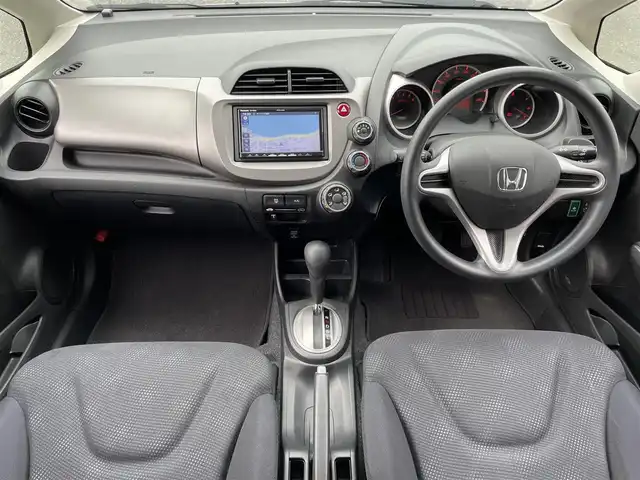 ホンダ フィット G 島根県 2013(平25)年 5.2万km プレミアムホワイトパール 社外ナビ/CD/DVD/DTV/Bluetooth/バックカメラ/リモコンキー /電動格納ミラー/純正フロアマット/ドアバイザー/ヘッドライトレベライザー