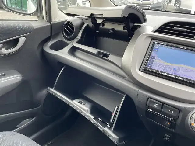ホンダ フィット G 島根県 2013(平25)年 5.2万km プレミアムホワイトパール 社外ナビ/CD/DVD/DTV/Bluetooth/バックカメラ/リモコンキー /電動格納ミラー/純正フロアマット/ドアバイザー/ヘッドライトレベライザー